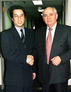 中曽根康弘事務所入口前で(1995年)